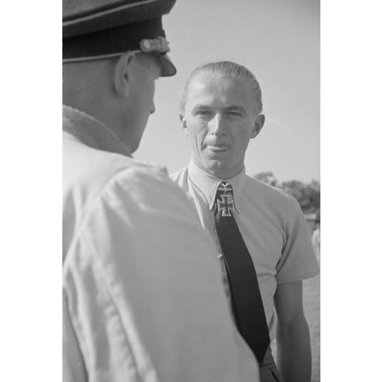 Le sous-officier (Oberfeldwebel) Georg Schentke mime à un officier (non identifié) un combat aérien pour les besoins du reportage.