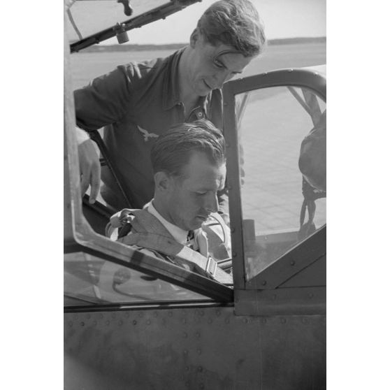 L'Oberfeldwebel Eberhard von Boremski prend place à bord d'un chasseur Messerschmitt Bf-109 du Ergänzungsgruppe Süd.