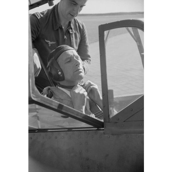 L'Oberfeldwebel Eberhard von Boremski prend place à bord d'un chasseur Messerschmitt Bf-109 du Ergänzungsgruppe Süd.