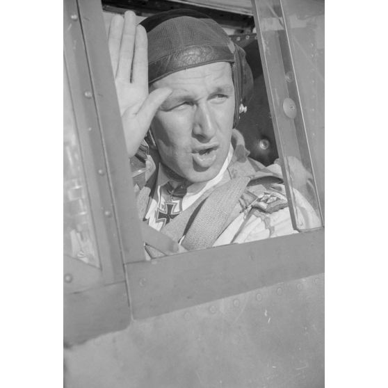 L'Oberfeldwebel Eberhard von Boremski prend place à bord d'un chasseur Messerschmitt Bf-109 du Ergänzungsgruppe Süd.