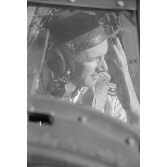 L'Oberfeldwebel Eberhard von Boremski prend place à bord d'un chasseur Messerschmitt Bf-109 du Ergänzungsgruppe Süd.