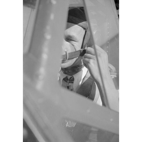 L'Oberfeldwebel Eberhard von Boremski prend place à bord d'un chasseur Messerschmitt Bf-109 du Ergänzungsgruppe Süd.