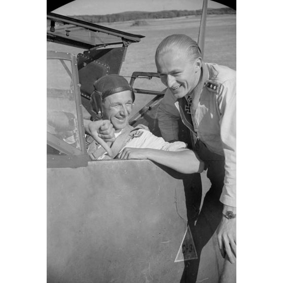 Les sous-officiers (Oberfeldwebel) Georg Schentke et Eberhard von Boremski (assis dans le chasseur Bf-109).