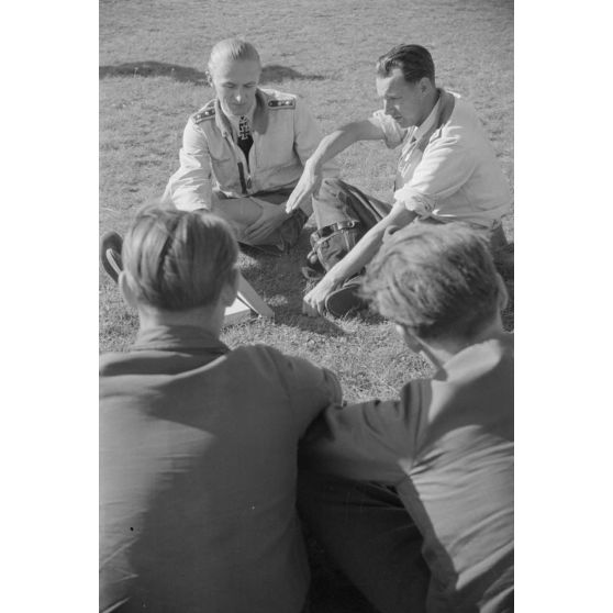 Les sous-officiers (Oberfeldwebel) Georg Schentke et Eberhard von Boremski forment des pilotes à l'attaque au sol.