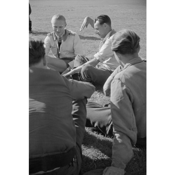 Les sous-officiers (Oberfeldwebel) Georg Schentke et Eberhard von Boremski forment des pilotes à l'attaque au sol.