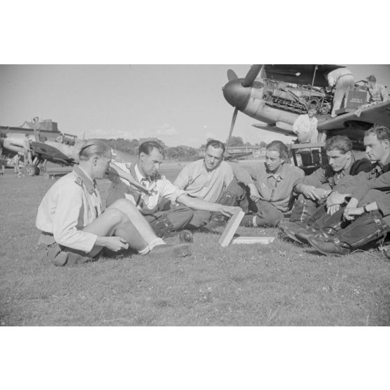 Les sous-officiers (Oberfeldwebel) Georg Schentke et Eberhard von Boremski forment des pilotes à l'attaque au sol.