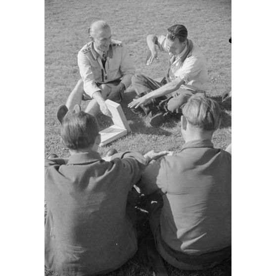 Les sous-officiers (Oberfeldwebel) Georg Schentke et Eberhard von Boremski forment des pilotes à l'attaque au sol.