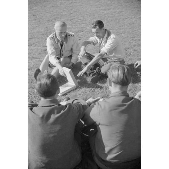 Les sous-officiers (Oberfeldwebel) Georg Schentke et Eberhard von Boremski forment des pilotes à l'attaque au sol.