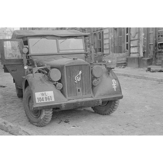 Un véhicule, un Kfz.15, de la compagnie de propagande Luftwaffe Z.b.v stationne dans une rue, qui est probablement la ville de Petrozavodsk (Carélie, Russie).