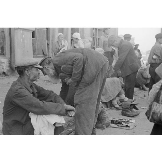 Marché près de l'église de Petrozavodsk (Carélie, Russie).