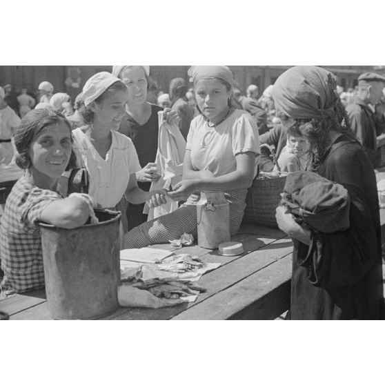 Marché près de l'église de Petrozavodsk (Carélie, Russie).