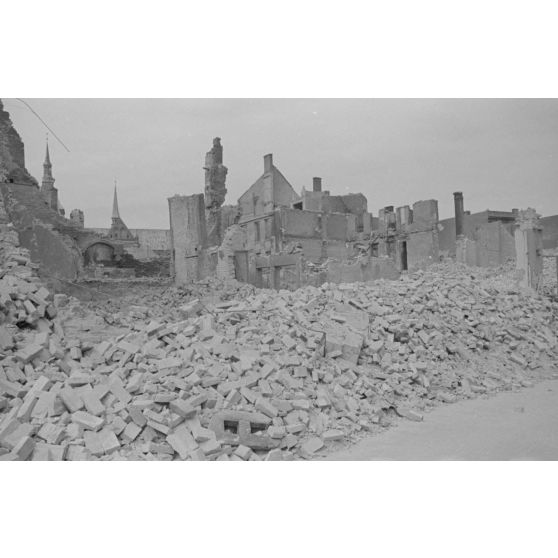 Ruines et débris, avec l’église Sainte-Marie derrière.