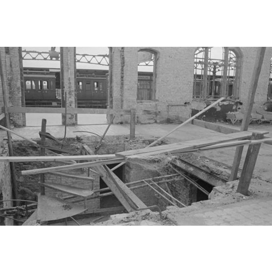 Vue intérieur de la gare de Rostock, en partie détruite.