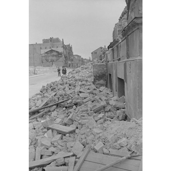 Route bordée de débris et de ruines.