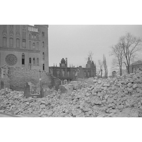 Ruines et débris au pied d’un édifice, sans doute religieux, de Rostock.