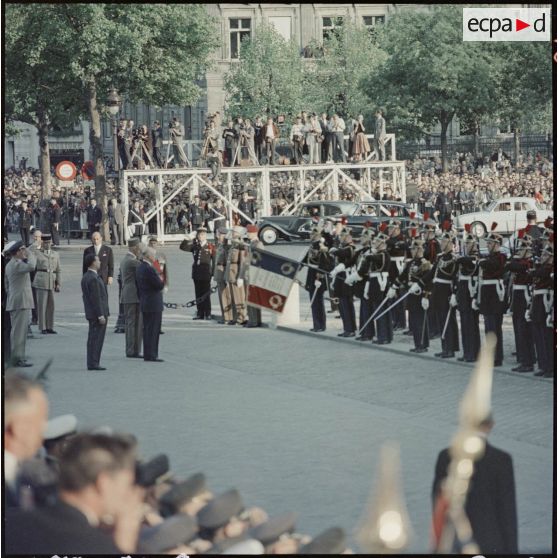 Salut du général de Gaulle et du président Eisenhower à la garde au drapeau de la Garde Républicaine à Paris.
