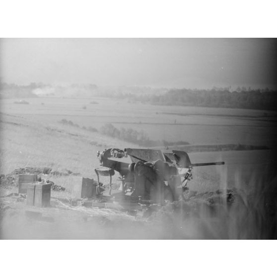 Une pièce de 2 cm FlaK mise en batterie sur le Mont Caubert dominant la ville d'Abbeville.