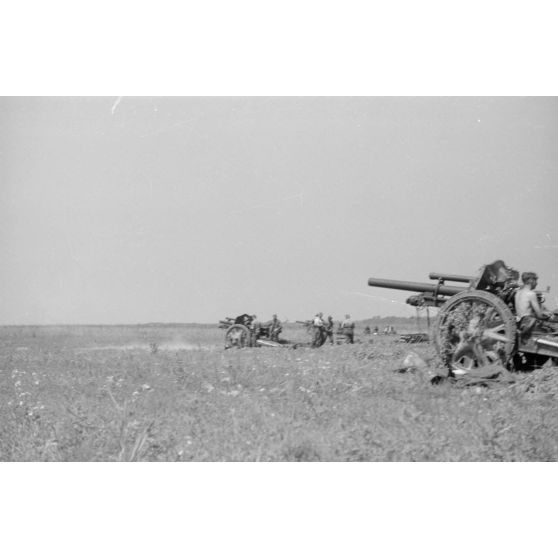 Des pièces d'artillerie 10, 5 cm FH 18 en action.