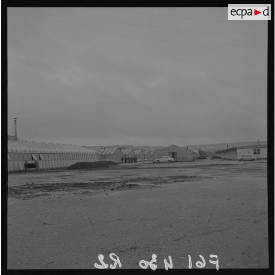 Logements de sous-officiers et de troupes à la base aérienne (BA) 117 ou cité de l'Air pour le film Le jour le plus long (The longest day).
