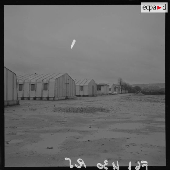 Logements de sous-officiers et de troupes à la base aérienne (BA) 117 ou cité de l'Air pour le film Le jour le plus long (The longest day).