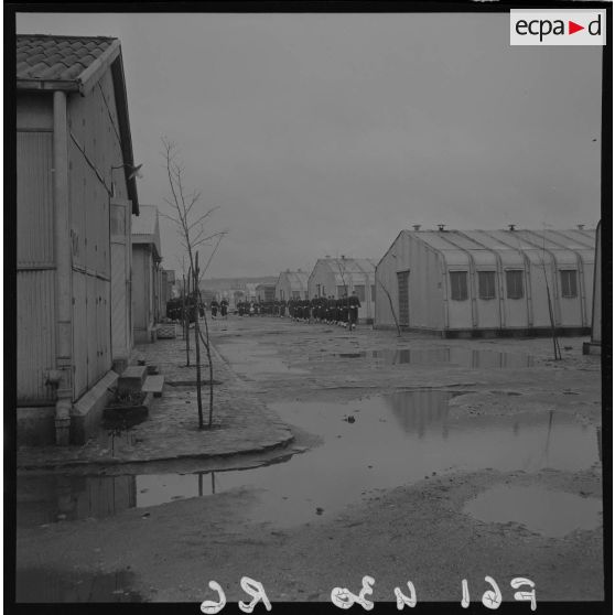 Logements de sous-officiers et de troupes à la base aérienne (BA) 117 ou cité de l'Air pour le film Le jour le plus long (The longest day).