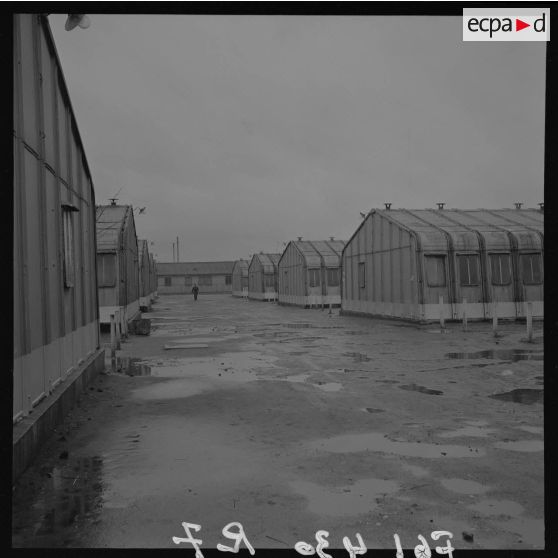 Logements de sous-officiers et de troupes à la base aérienne (BA) 117 ou cité de l'Air pour le film Le jour le plus long (The longest day).