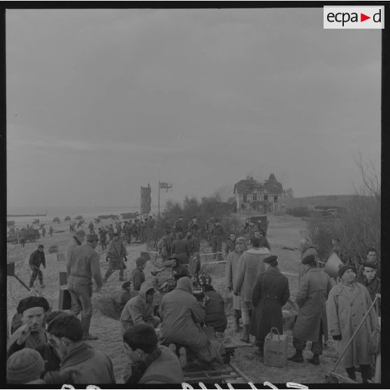 Sur le tournage du film Le jour le plus long. Equipe de tournage, figurants et décor.