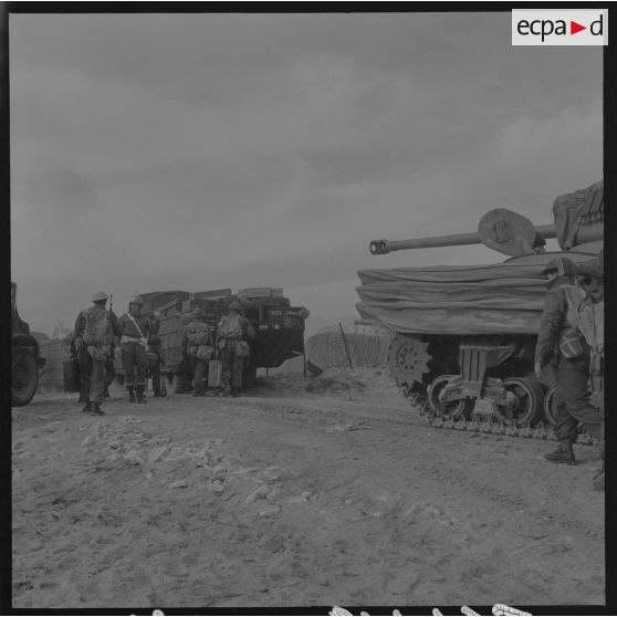 Sur le tournage du film Le jour le plus long. Véhicules et figurants.