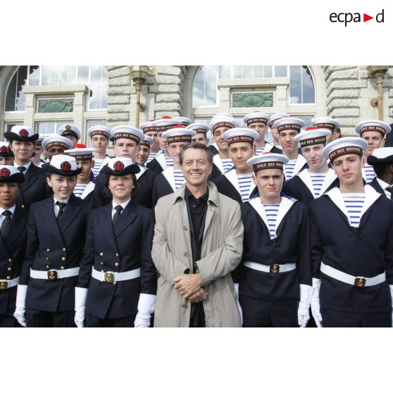 L'acteur Bernard Giraudeau entouré d'élèves de l'école des mousses à Brest.