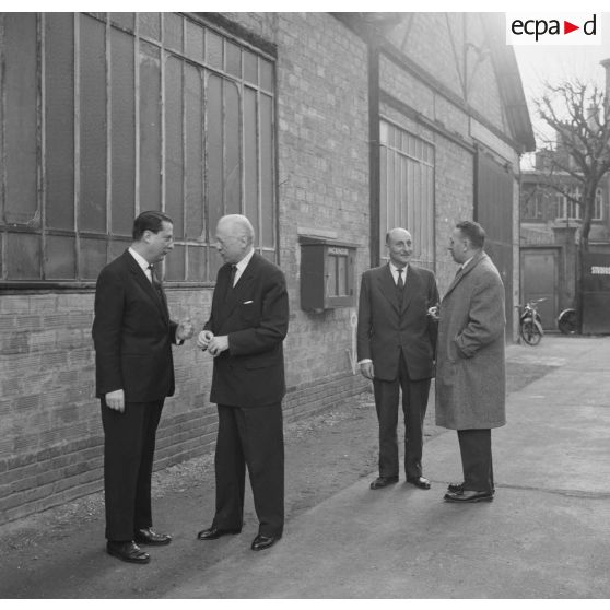 Visite aux studios de Boulogne pour une projection en avant-première du film Le jour le plus long. Accueil du général Pierre Koenig, conseiller militaire du film.