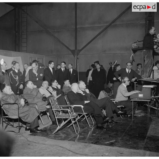 Projection en avant-première aux studios de Boulogne du film Le jour le plus long.  Pierre Messmer, ministre des Armées, et le général Pierre Koenig, conseiller militaire du film, assistent au tournage.