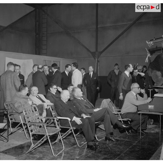 Projection en avant-première aux studios de Boulogne du film Le jour le plus long. Pierre Messmer, ministre des Armées, et le général Pierre Koenig, conseiller militaire du film, assistent au tournage.