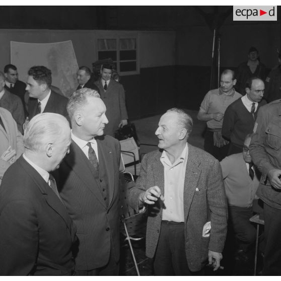 Projection en avant-première aux studios de Boulogne du film Le jour le plus long. Pierre Messmer, ministre des Armées, et le général Pierre Koenig, conseiller militaire du film, discutent avec Darryl Zanuck, producteur du film, lors du tournage.