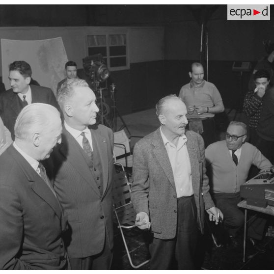 Projection en avant-première aux studios de Boulogne du film Le jour le plus long. Pierre Messmer, ministre des Armées, et le général Pierre Koenig, conseiller militaire du film, discutent avec Darryl Zanuck, producteur du film, lors du tournage.
