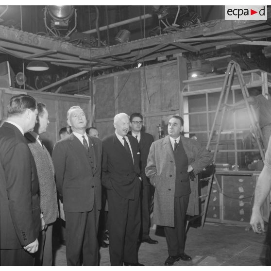 Projection en avant-première aux studios de Boulogne du film Le jour le plus long. Pierre Messmer, ministre des Armées, et le général Pierre Koenig, conseiller militaire du film.