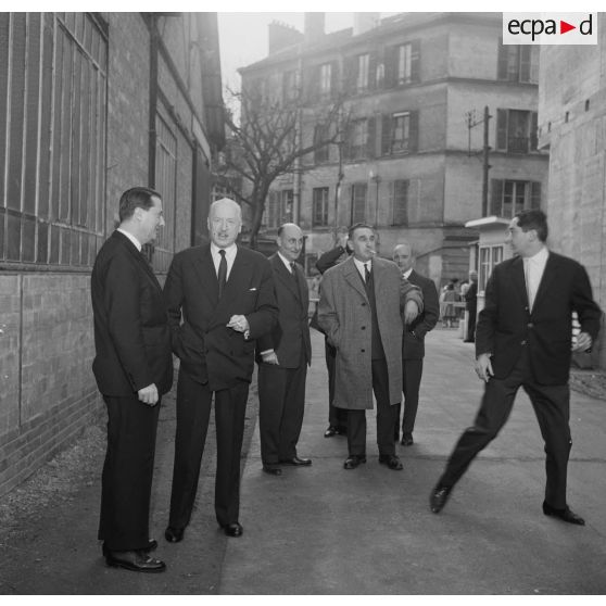 Projection en avant-première aux studios de Boulogne du film Le jour le plus long. Accueil du général Pierre Koenig, conseiller militaire du film.