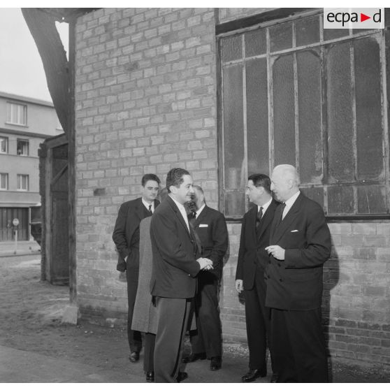 Projection en avant-première aux studios de Boulogne du film Le jour le plus long. Accueil du général Pierre Koenig, conseiller militaire du film.