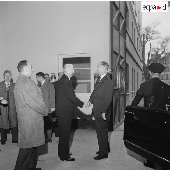 Projection en avant-première aux studios de Boulogne du film Le jour le plus long. Visite aux studios de Boulogne pour le tournage du film Le jour le plus long. Arrivée de Pierre Messmer, ministre des Armées, accueilli par le général Pierre Koenig, conseiller militaire du film.