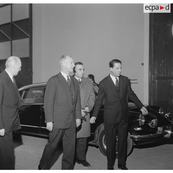 Visite aux studios de Boulogne pour le tournage du film Le jour le plus long. Pierre Messmer, ministre des Armées, et le général Pierre Koenig, conseiller militaire du film.