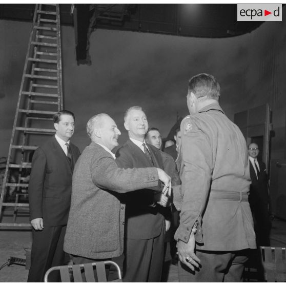 Projection en avant-première aux studios de Boulogne du film Le jour le plus long. Pierre Messmer, ministre des Armées, salue un acteur présenté par Darryl Zanuck, producteur du film.