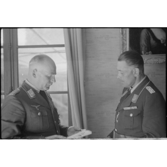 Le général (Generalmajor) Otto Dessloch commandant du II.FLak-Korps s'entretient avec le capitaine (Hauptmann) Hans von Pebal de la 4e compagnie de propagande de l'armée de l'air allemande (Luftwaffe Kriegsberichter Kompanie).