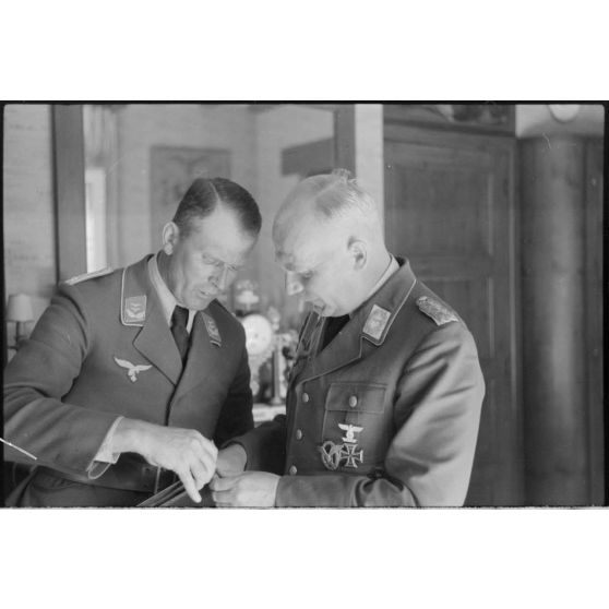 Le général Dessloch rencontre ensuite le lieutenant Wolf Freiherr von Heintze, chef d'une section de propagande de la Luftwaffe.