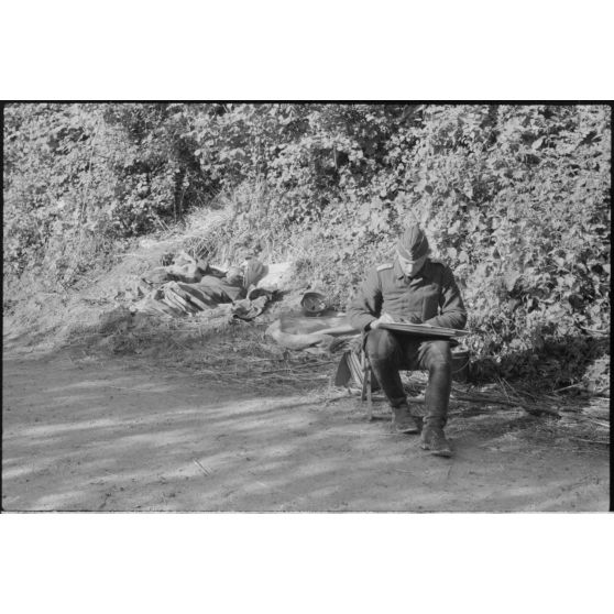 Un sous-lieutenant de l'armée de l'air allemande au travail.