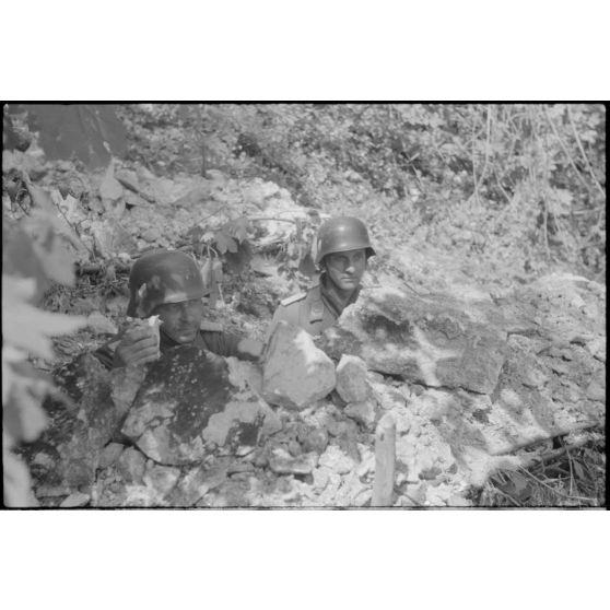 Deux officiers de l'artillerie de l'armée de l'air dans une tranchée, à gauche un colonel de la FlaK.