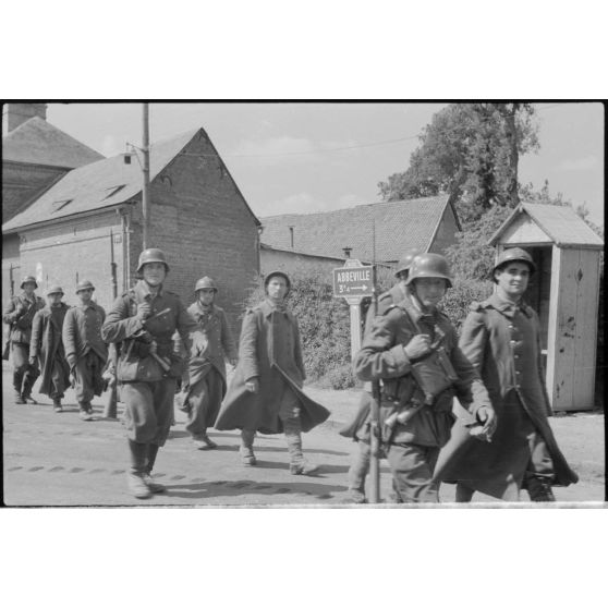 Dans la proche banlieue d'Abbeville, des prisonniers français du 15e régiment d'infanterie.