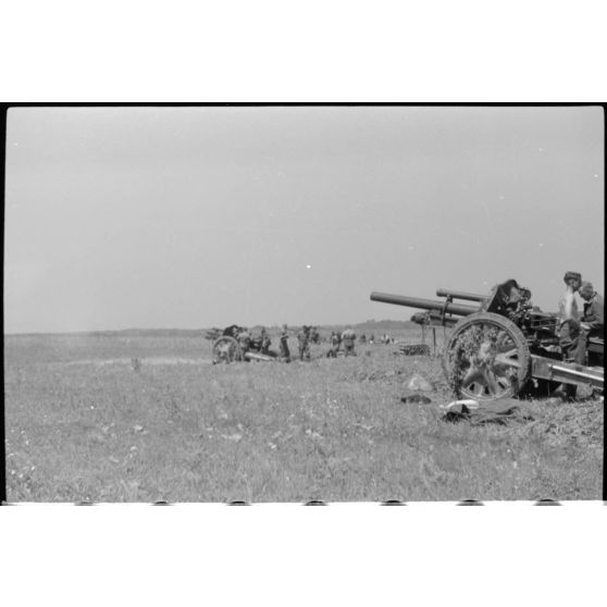 Des pièces d'artillerie 10, 5 cm FH 18 en action.