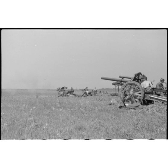 Des pièces d'artillerie 10, 5 cm FH 18 en action.