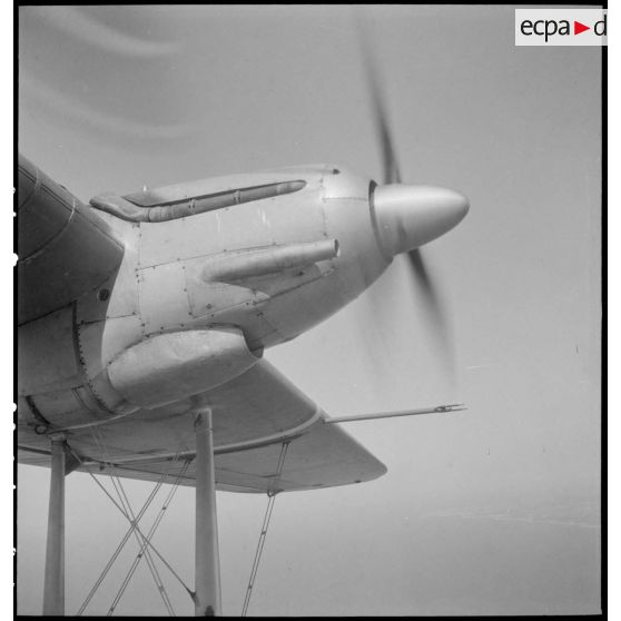 Survol de l'aéroport de Marignane à bord d'un hydravion de transport Lioré et Olivier H 246 de la compagnie aérienne Air France.