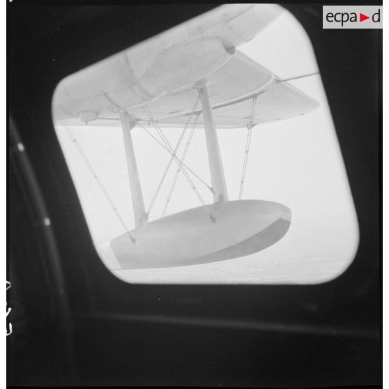 Survol de l'aéroport de Marignane à bord d'un hydravion de transport Lioré et Olivier H 246 de la compagnie aérienne Air France.