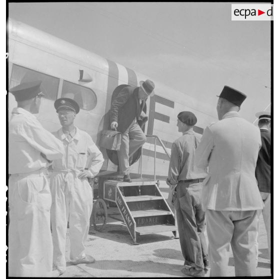 Sur l'aéroport de Marignane, des passagers débarquent d'un avion de transport Dewoitine D338 de la compagnie Air France.